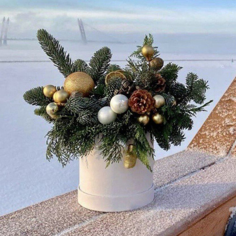 Новогодний букет в шляпной коробке из нобилиса, стандартный