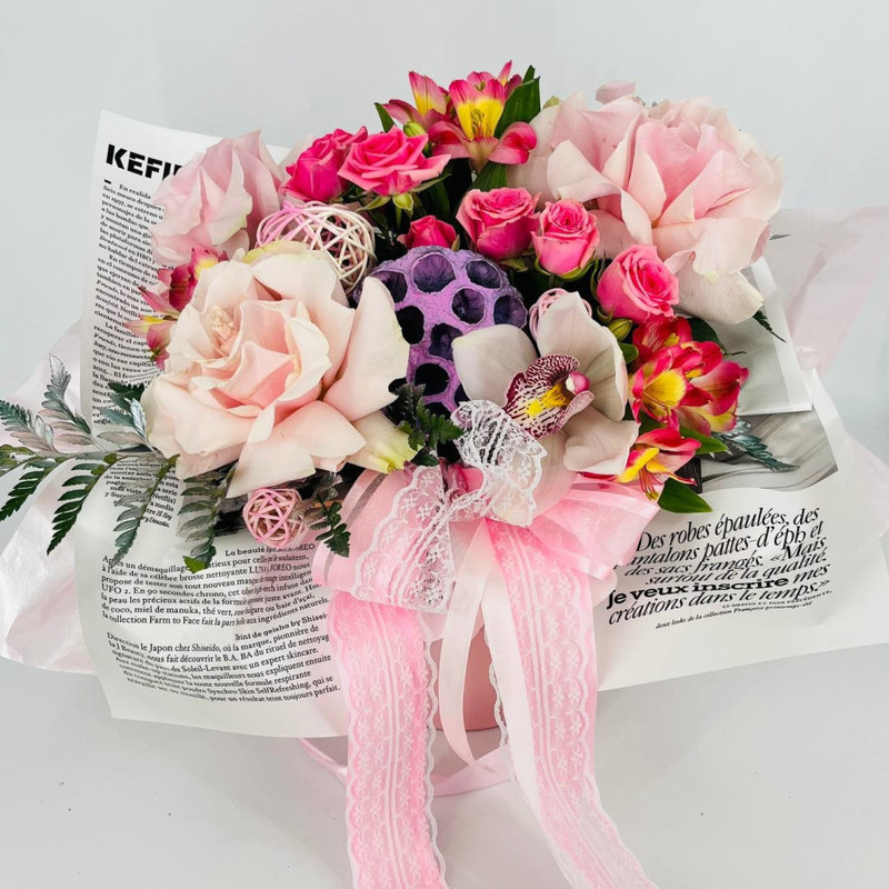 Nezhnaya kompozitciya tcvetov v korobke. al_stromeriya, roza frantcuzskaya, orhideya, roza kustovaya, standart