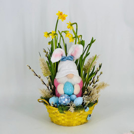 Pashal_nij buket iz nartcissov verbi i pashal_nim gnomom. Pervotcveti