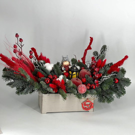 Настольная новогодняя композиция из живой хвои нобилис в деревянном кашпо с сувениром 