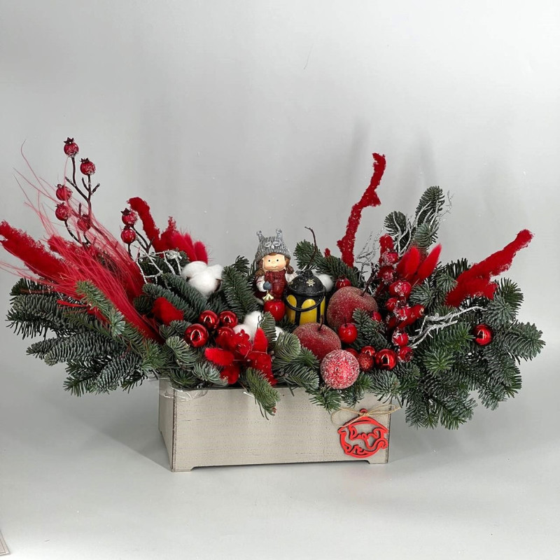 Настольная новогодняя композиция из живой хвои нобилис в деревянном кашпо с сувениром , стандартный