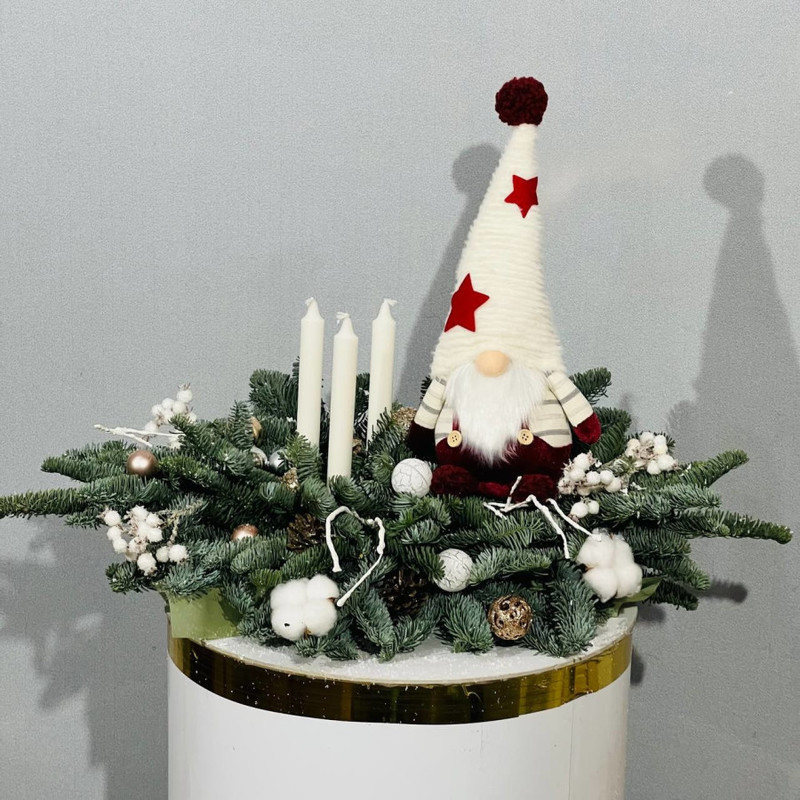 Новогодний букет на стол с мягкой игрушкой гномик с веточками нобилиса, стандартный