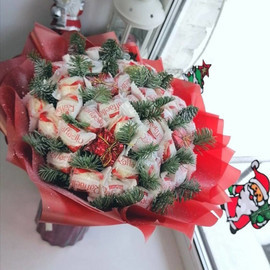 Novogodnij buket iz rafaello i vetochek nobilisa