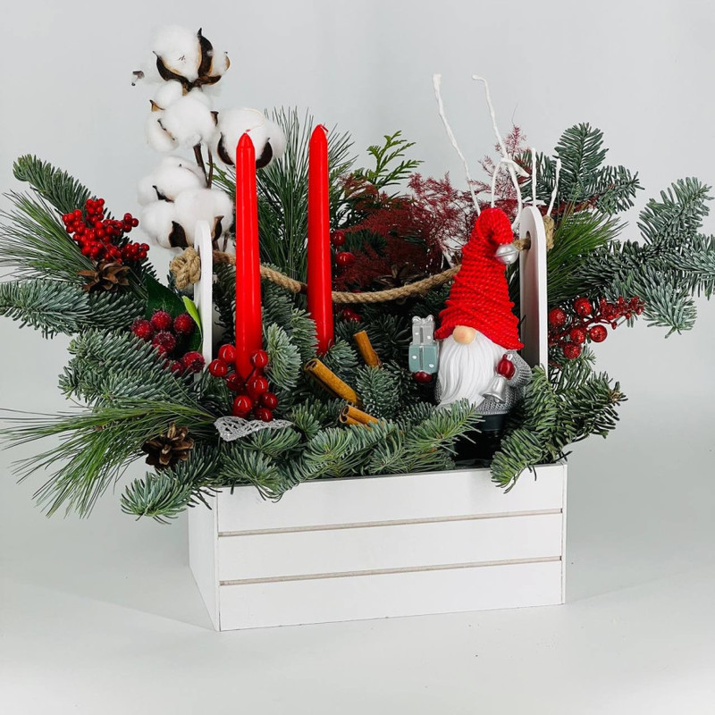 Настольная композиция из веток нобилиса со свечками и гномом, стандартный