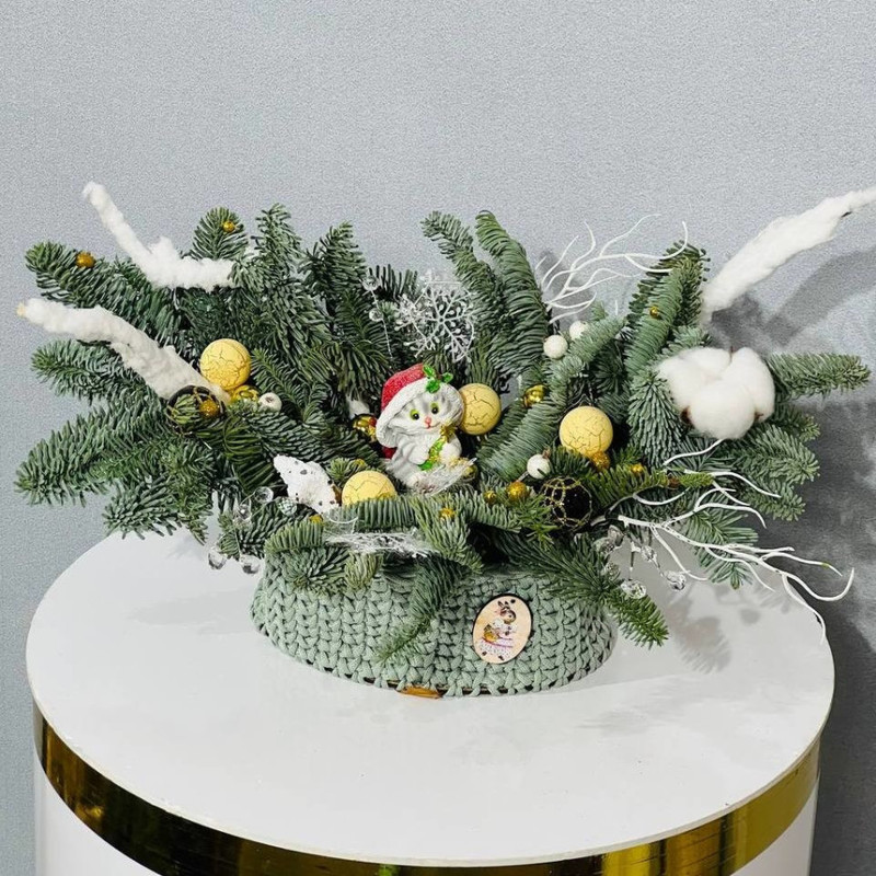 Новогодняя композиция из пихты нобилис в вязаном кашпо, стандартный