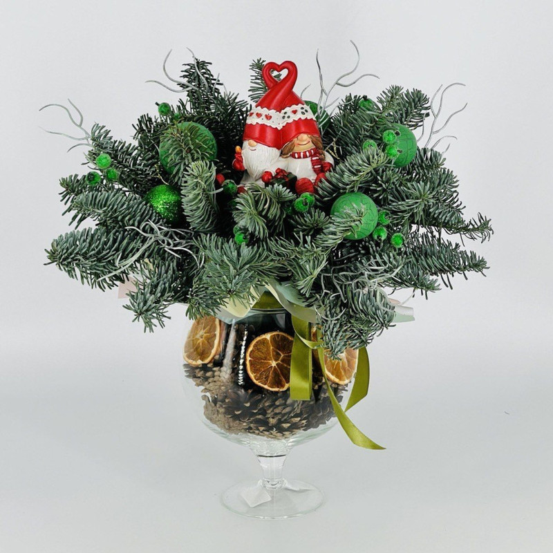 Новогодняя композиция из веток нобилиса с фигуркой два гнома, стандартный