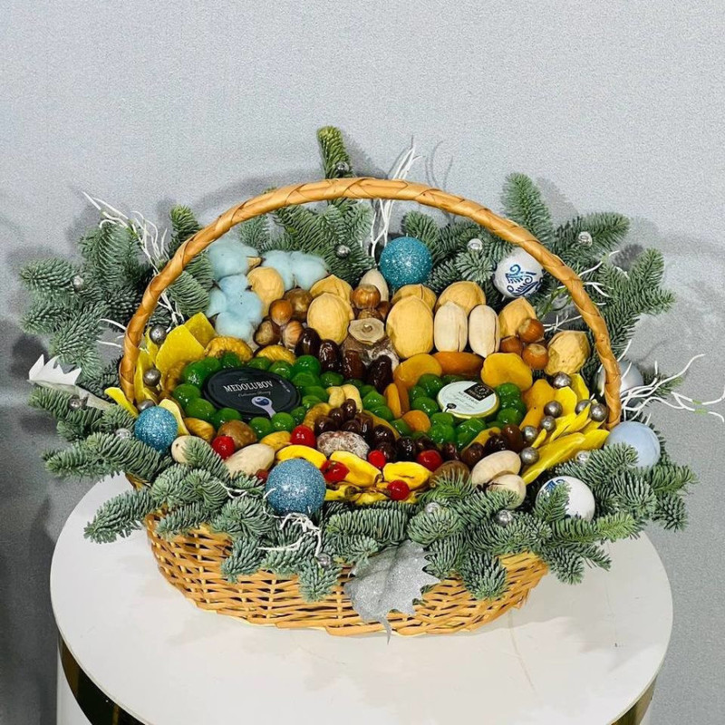 Подарочная козина с сухофруктами на Новый год с живым нобилисом, стандартный