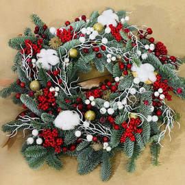 Rozhdestvenskaya kompozitciya venok iz hvoi nobilis natural_noj 50 sm
