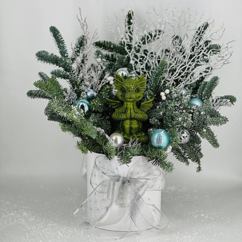 Новогодняя композиция из живой хвои нобилис с сувениром "Счастливый дракон", стандартный