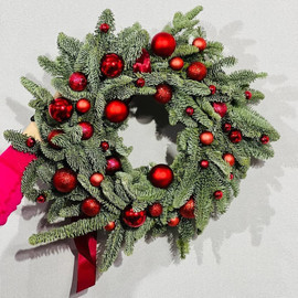 Rozhdestvenskij venok iz natural_nogo nobilisa s yolochnimi sharami 50 sm