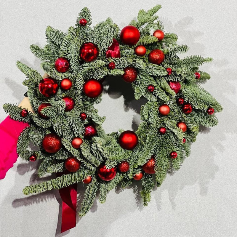 Rozhdestvenskij venok iz natural_nogo nobilisa s yolochnimi sharami 50 sm, standart