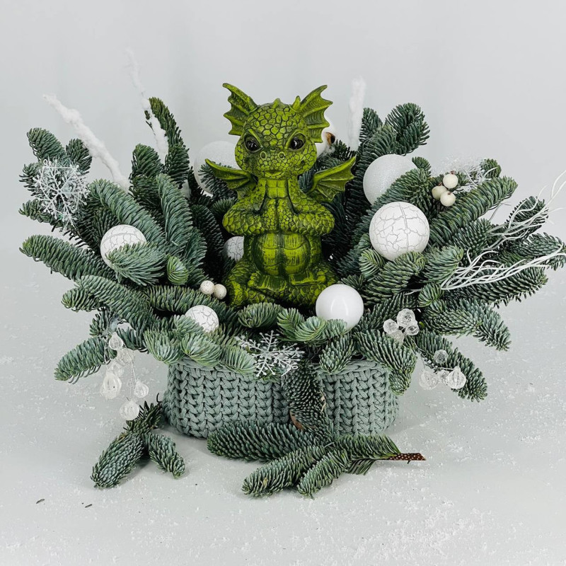 Новогодняя композиция из живой хвои нобилис в вязаном кашпо с дракончиком, стандартный