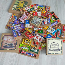 Подарочный набор сладостей на 23 февраля. Коробка раскладушка