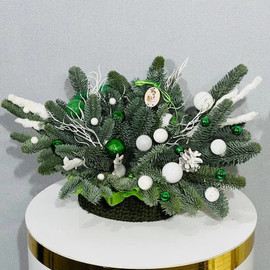 Новогодняя Рождественская композиция в вязаном кашпо с ветками натурального нобилиса