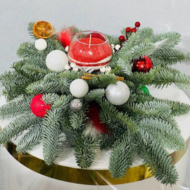 Novogodnyaya nasipnaya svecha s vetochkami zhivogo nobilisa