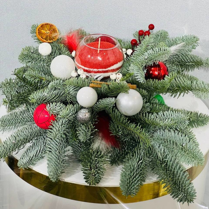 Novogodnyaya nasipnaya svecha s vetochkami zhivogo nobilisa, standart