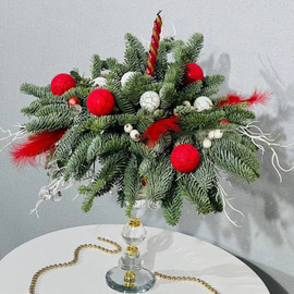 Novogodnyaya kompozitciya so svechoj i nobilisom