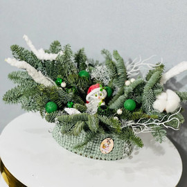 Hvojnij buket iz nobilisa v vyazanom kashpo