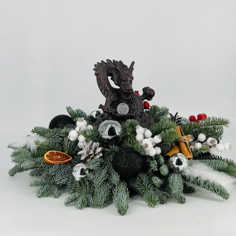 Новогодний букет из живого  нобилиса на стол с  сувениром дракон, стандартный