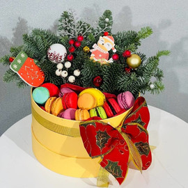 Novogodnij buket s pirozhnimi makarons i vetochkami nobilis