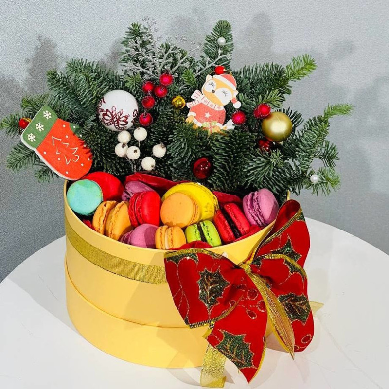 Новогодний букет с пирожными макаронс и веточками нобилис, стандартный