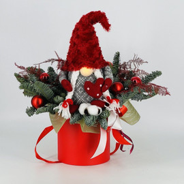 Новогодняя композиция в  коробке с интерьерной игрушкой гном со светящимся носом. Букет из нобилиса