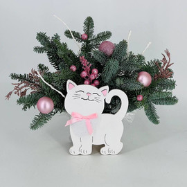 Novogodnij buket iz zhivoj hvoi nobilis v kashpo v vide kotyonka