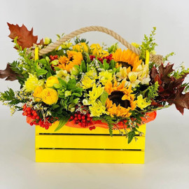 Osennyaya kompozitciya tcvetov v yashichke s podsolnuhami