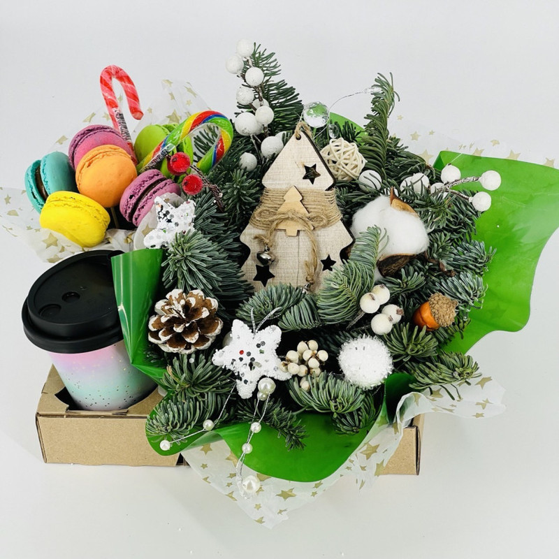 Novogodnij sladkij buket kompliment s pirozhnimi makaroni i nobilis, standart