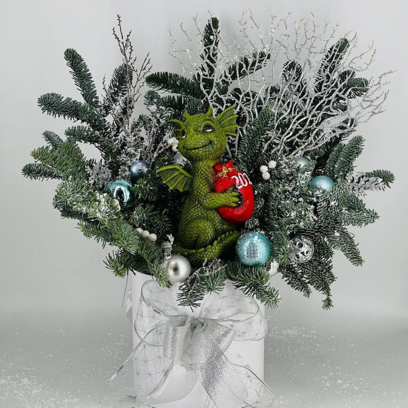 Новогодний букет с сувениром дракон с мешком подарков. Букет из нобилиса, стандартный
