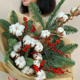 Зимний букет из веток живого нобилиса с хлопком и красными ягодами