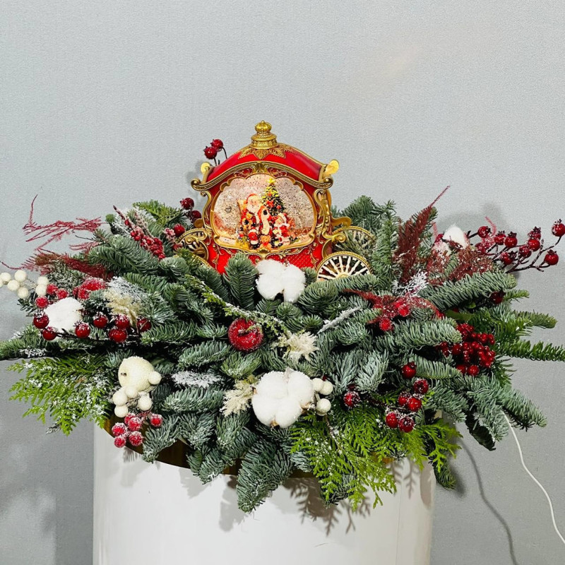 Большая новогодняя композиция с каретой Деда Мороза с веточками нобилиса, стандартный