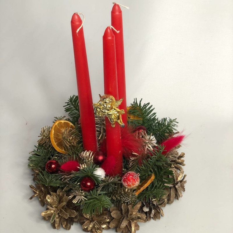 Rozhdestvenskaya kompozitciya so svechkami iz nobilisa, standart