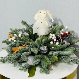 Nastol_naya kompozitciya iz vetok natural_nogo nobilisa lapnika