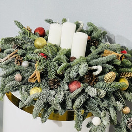 Композиция из живого нобилиса со свечами