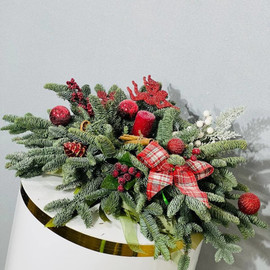 Buket novogodnij so svechoj iz zhivogo nobilisa