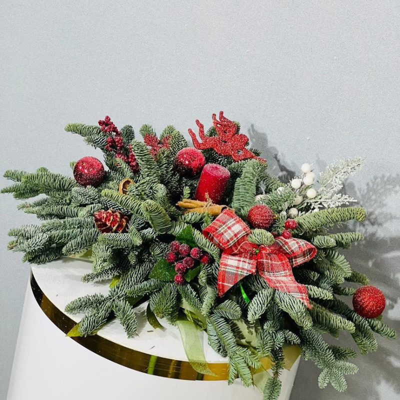 Buket novogodnij so svechoj iz zhivogo nobilisa, standart