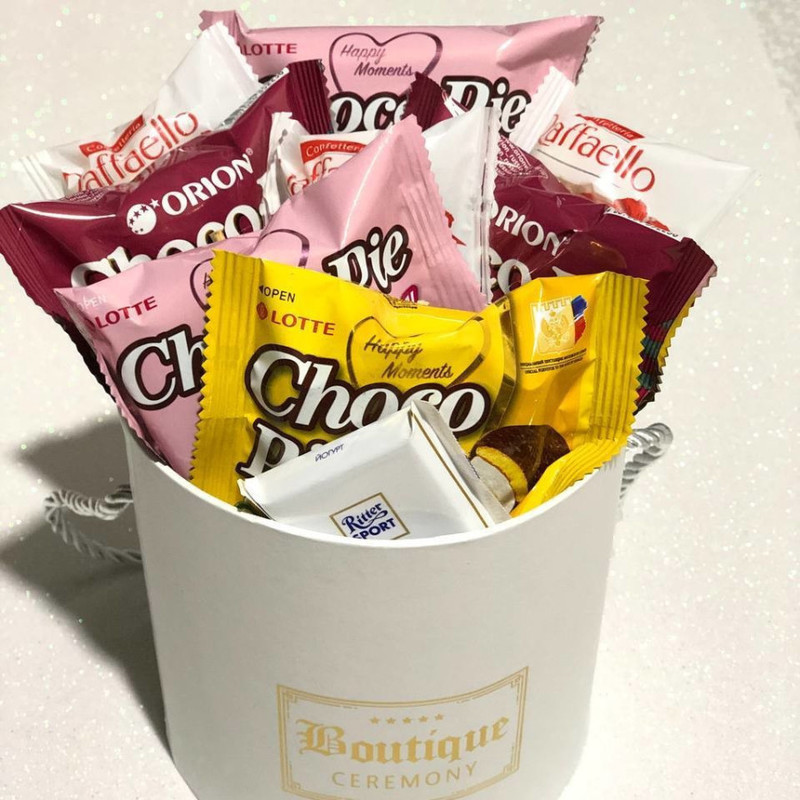 Sladkij buket v shlyapnoj korobke.CHokopaj i konfeti Raffaello, standart