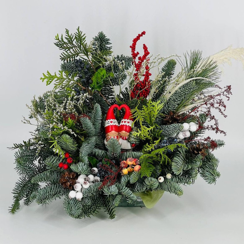 Dizajnerskaya kompozitciya iz natural_noj hvoi nobilis s suvenirom gnomiki, standart