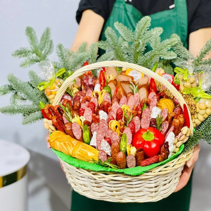 Новогодняя корзина из колбасы и сыра с веточками натурального нобилиса, стандартный
