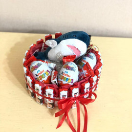 Tort iz shokoladok s igrushkoj akula