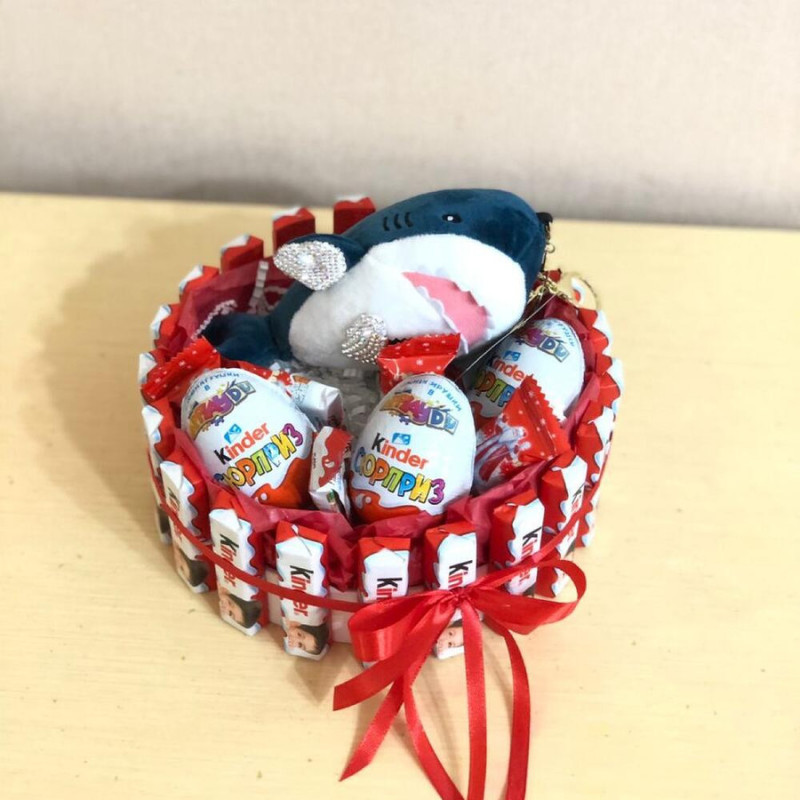 Tort iz shokoladok s igrushkoj akula, standart