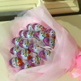 Sladkij buket iz kinderov dlya devochki