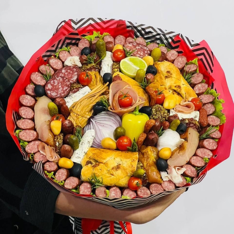 Ogromnij buket iz produktov, kolbasnij myasnoj buket, standart