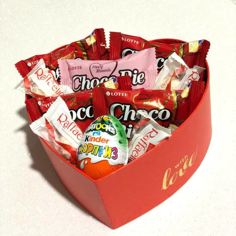Сладкий букет в коробке сердце. Чокопай, киндер и конфеты Раффаэлло, стандартный