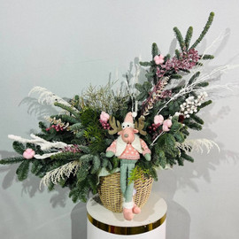 Интерьерная большая композиция из натурального нобилиса в кашпо из искусственного ротанга