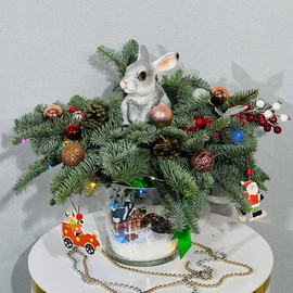 Новогодняя композиция из нобилиса в стеклянной вазе с кроликом