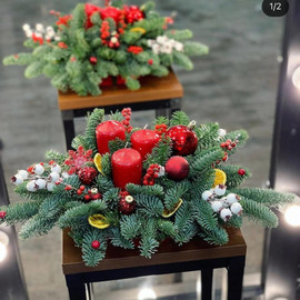 Kompozitciya na novogodnij stol so svechoj iz nobilisa