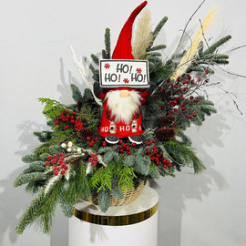 Elovaya kompozitciya dlya ukrasheniya ulitci doma v kashpo iz iskusstvennogo rotanga s nobilis