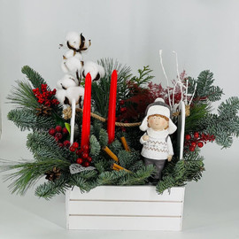 Новогодняя композиция в деревянном ящике из натурального нобилиса